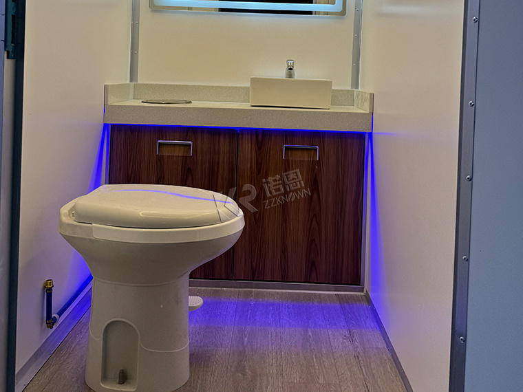 Luxury 4 Stall Portable Toilet On Trailer For Parties